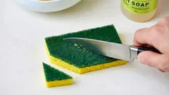 Waarom huisvrouwen een hoekje van de afwasspons afknippen: deze truc is maar bij weinigen bekend